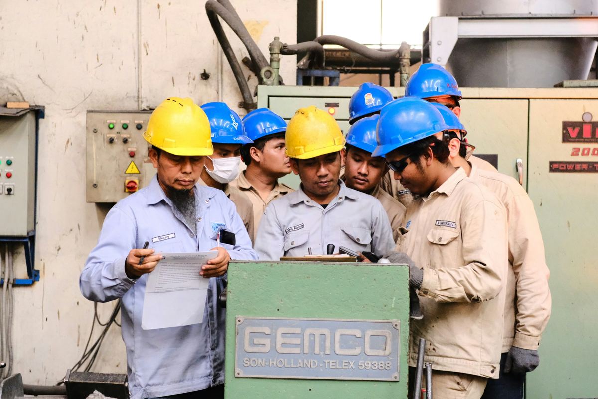 Instructor briefing trainees before a practical