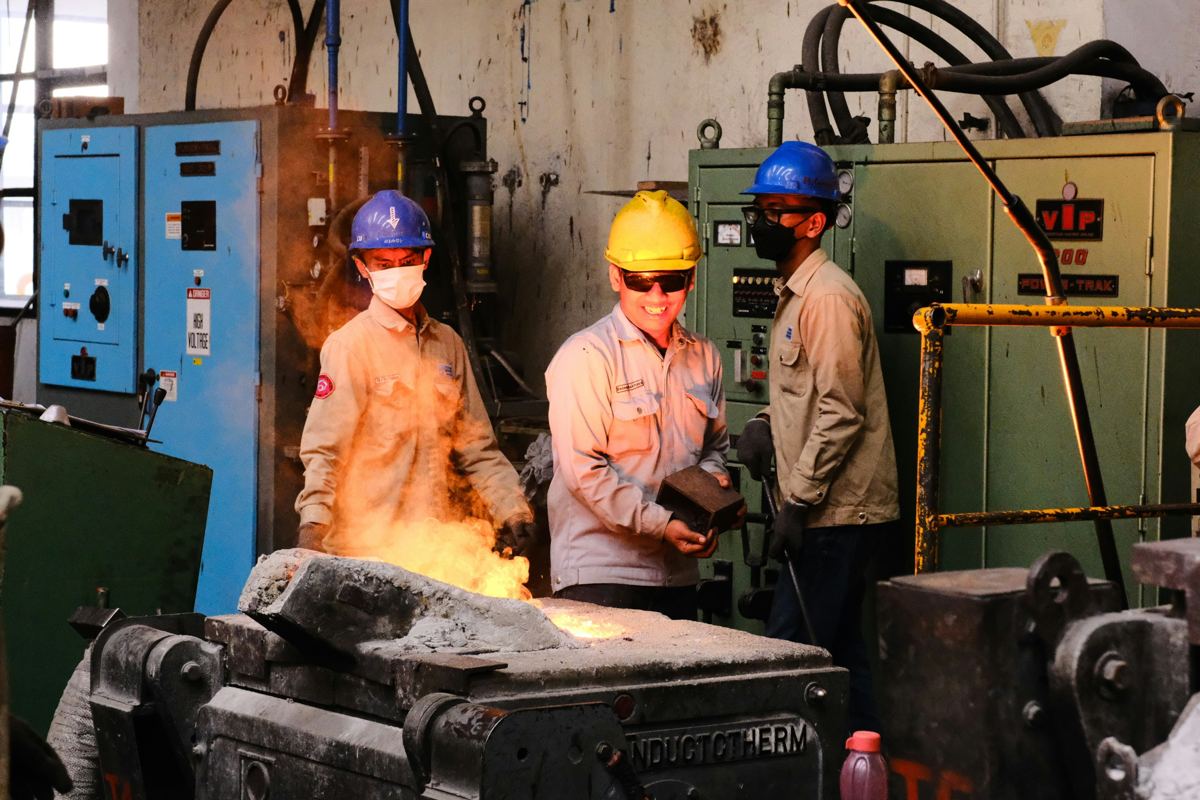 Trainees at the induction furnace